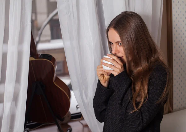 Kobieta w pobliżu okna picia kawy — Zdjęcie stockowe