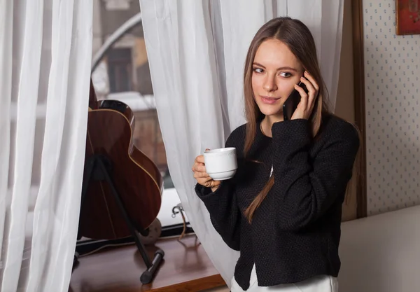 Vrouw met koffie in de buurt van venster — Stockfoto