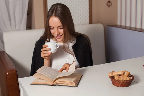 Женщина с книгой и чаем — стоковое фото