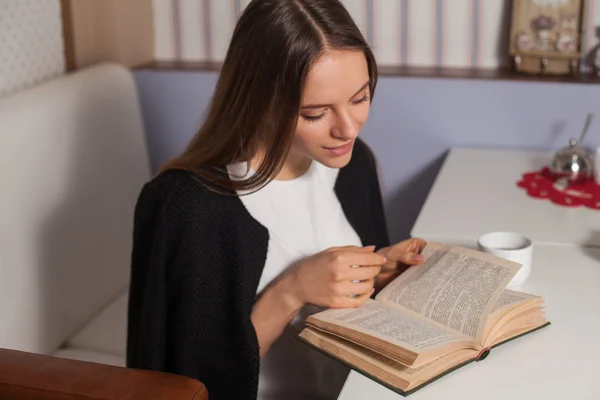 Mulher com livro e chá — Fotografia de Stock