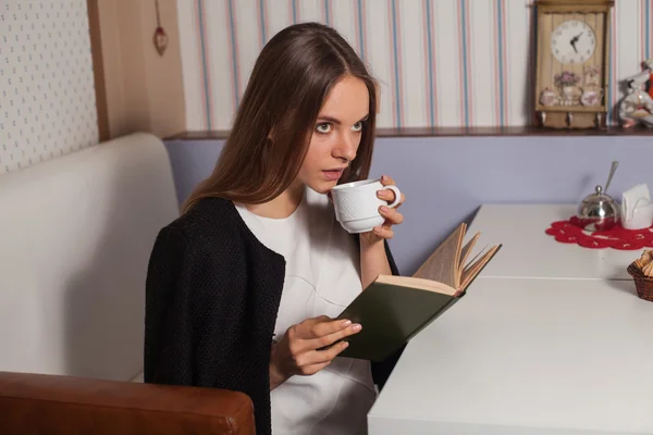 Woman with book and tea — Stock Photo, Image