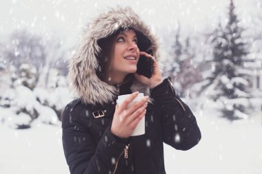 Sıcak içecek içen kadın.