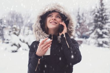 Sıcak içecek içen kadın.