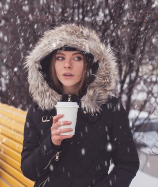 Sıcak içecek içen kadın.