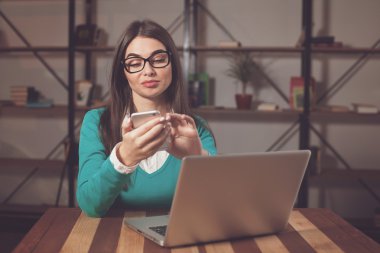 Gözlüklü akıllı serbest meslek