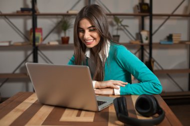 Ahşap masa Beaytiful kadın