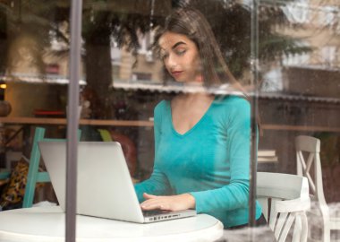 Penceresinde kadın yazarak