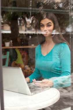 Beaytiful kadındır penceresinde