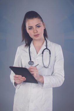 Hemşire bir şey belirterek