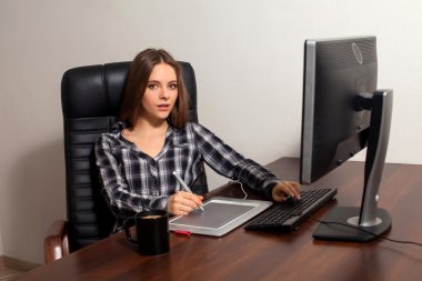 Retoucher ofiste çalışıyor