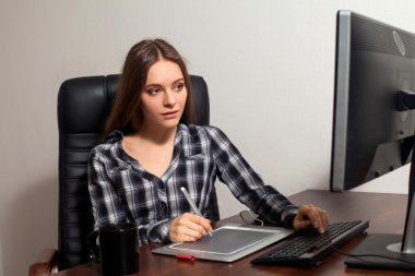 Retoucher ofiste çalışıyor