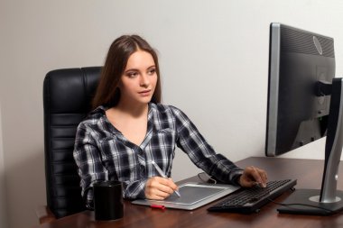 Retoucher ofiste çalışıyor