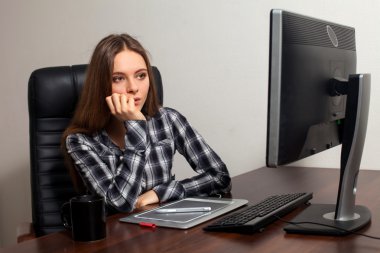 Retoucher ofiste çalışıyor