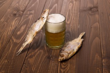Köpüklü bira ve balıklar