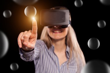 Sanal gerçeklikteki kadın kulaklığı