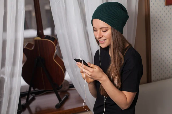 Mujer hipster escuchando música —  Fotos de Stock