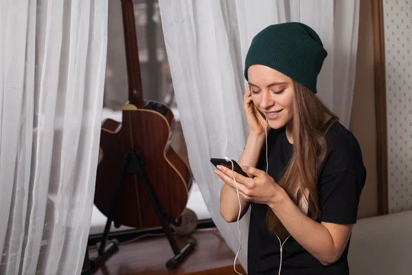 Vrouw hipster luisteren muziek — Stockfoto