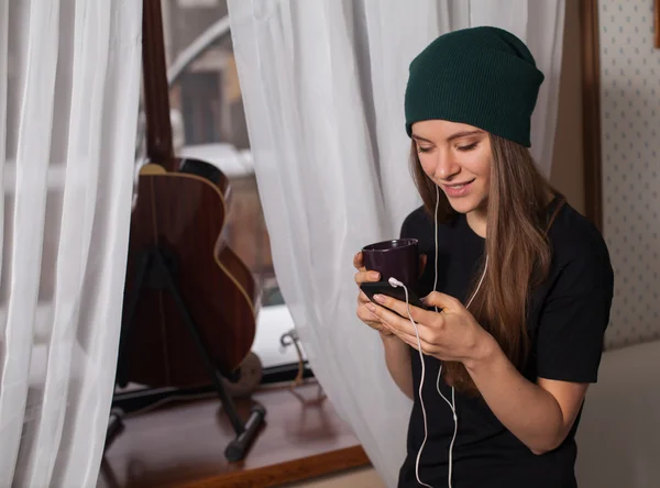 Vrouw hipster luisteren muziek — Stockfoto