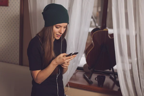 Hipster luisteren muziek — Stockfoto