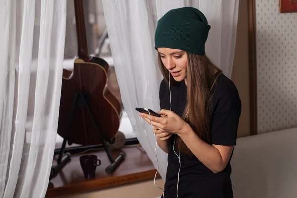 Vrouw hipster luisteren muziek — Stockfoto