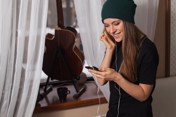 Mujer hipster escuchando música —  Fotos de Stock