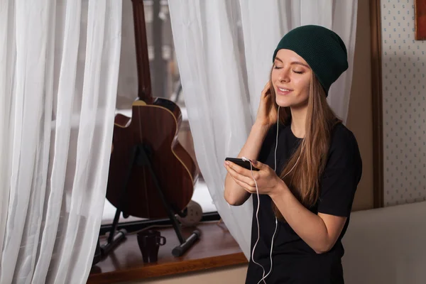 Vrouw hipster luisteren muziek — Stockfoto