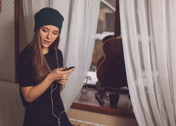 Hipster luisteren muziek — Stockfoto