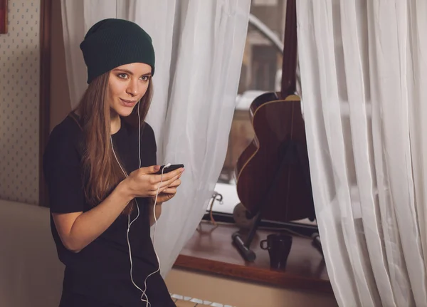 Hipster escuchando música — Foto de Stock