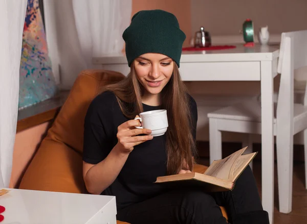 Mujer con libro —  Fotos de Stock