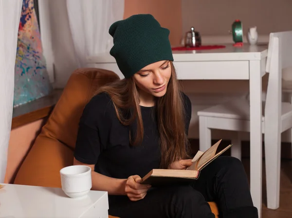 Frau mit Buch — Stockfoto