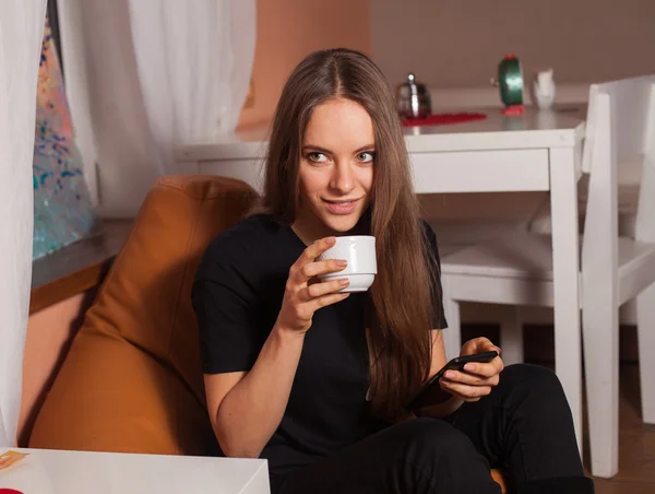 Mujer con smartphone — Foto de Stock