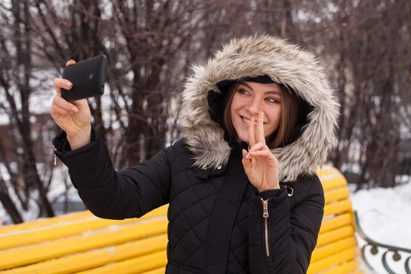Selfie i młoda kobieta zima — Zdjęcie stockowe