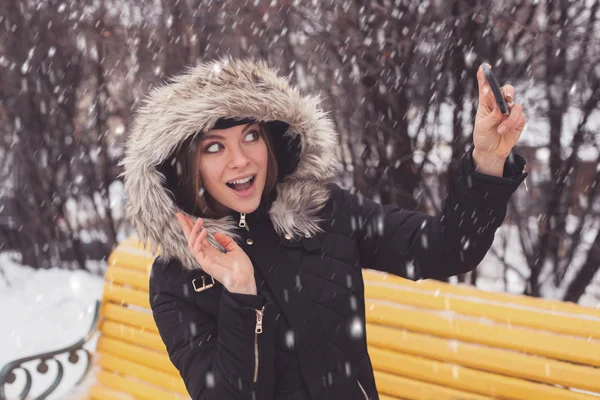 Žena, která dělá selfie v zimě parku — Stock fotografie