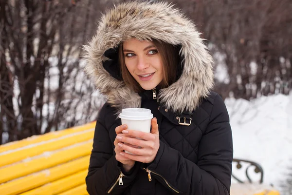 Zima, žena a horké kávy — Stock fotografie