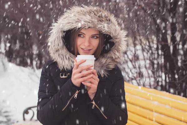 Žena pije horký nápoj — Stock fotografie