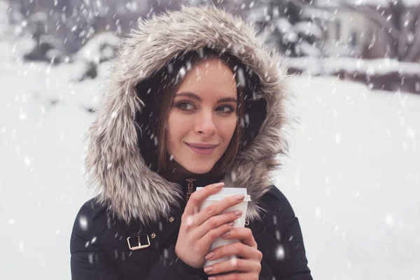 Vrouw die warme drank drinkt — Stockfoto