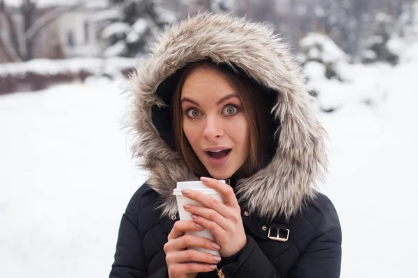 冬、女、ホット コーヒー — ストック写真