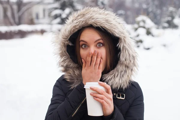 冬、女、ホット コーヒー — ストック写真