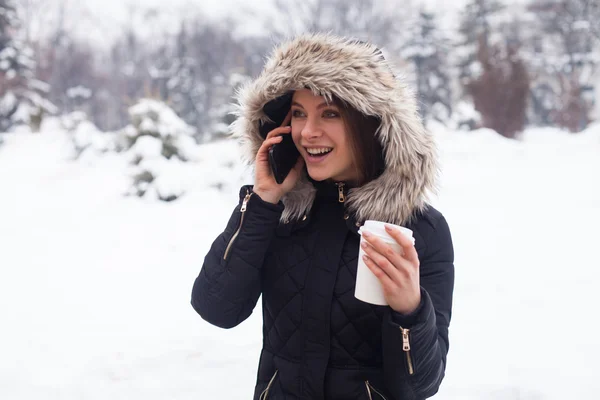 Inverno, donna e caffè caldo — Foto Stock
