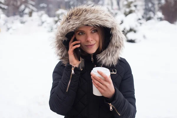 Inverno, donna e caffè caldo — Foto Stock