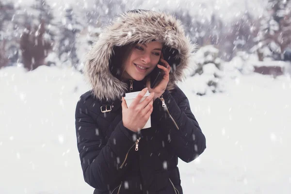 Žena pije horký nápoj — Stock fotografie