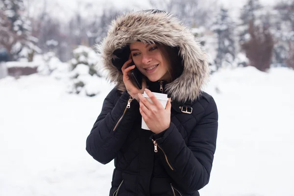 Winter, Frau und heißer Kaffee — Stockfoto