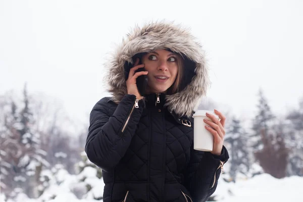 Inverno, mulher e café quente — Fotografia de Stock