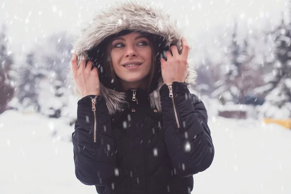 Зима и женщина — стоковое фото
