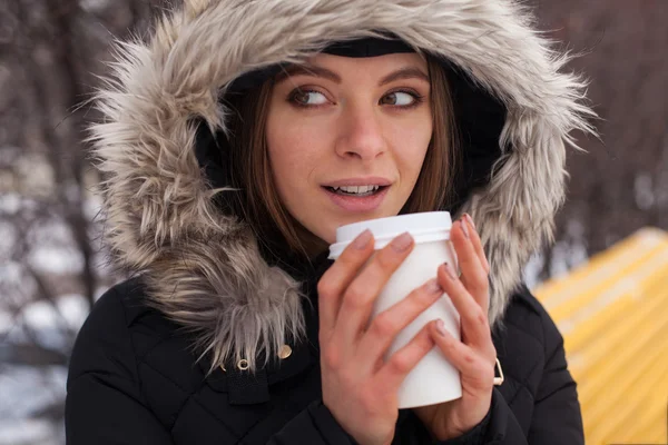 Invierno, mujer y bebida caliente —  Fotos de Stock