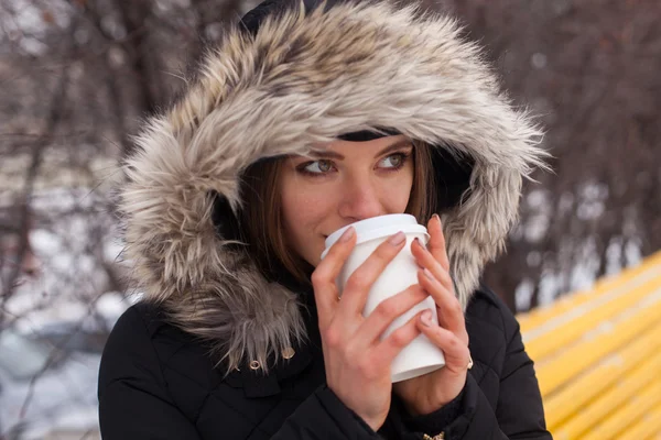 Kış, kadın ve sıcak içecek — Stok fotoğraf