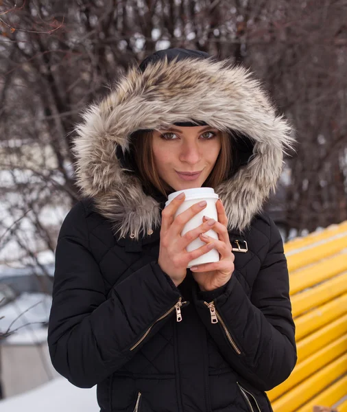 Inverno, mulher e bebida quente — Fotografia de Stock