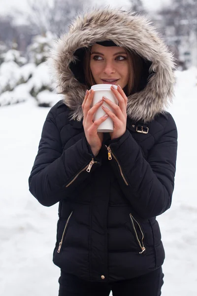 Winter, vrouw en warme drank — Stockfoto