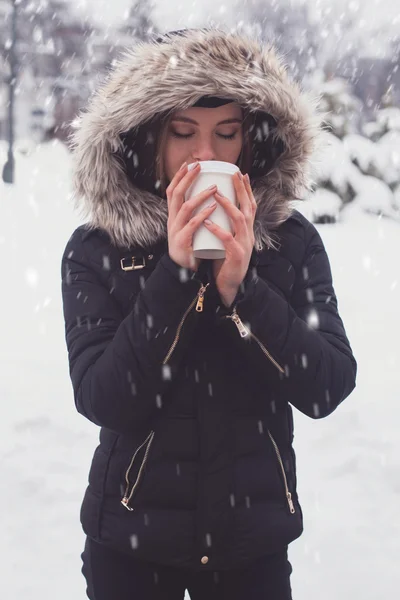 Vrouw die warme drank drinkt — Stockfoto