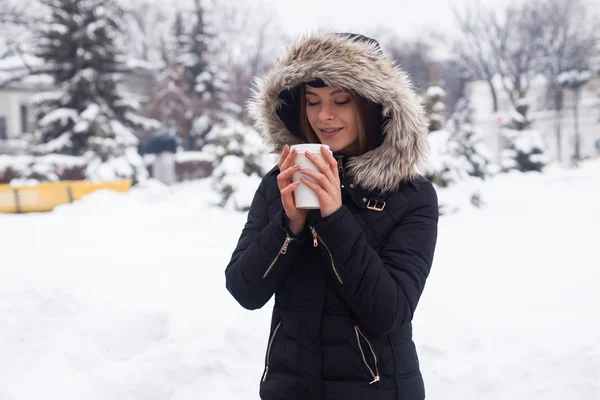 겨울 여자, 뜨거운 음료 — 스톡 사진